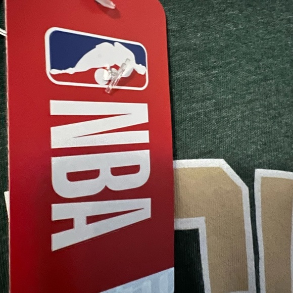 NBA Milwaukee Bucks T-shirt. Size XL - Picture 2 of 4